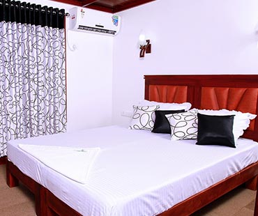 8-bedroom-kerala-houseboat